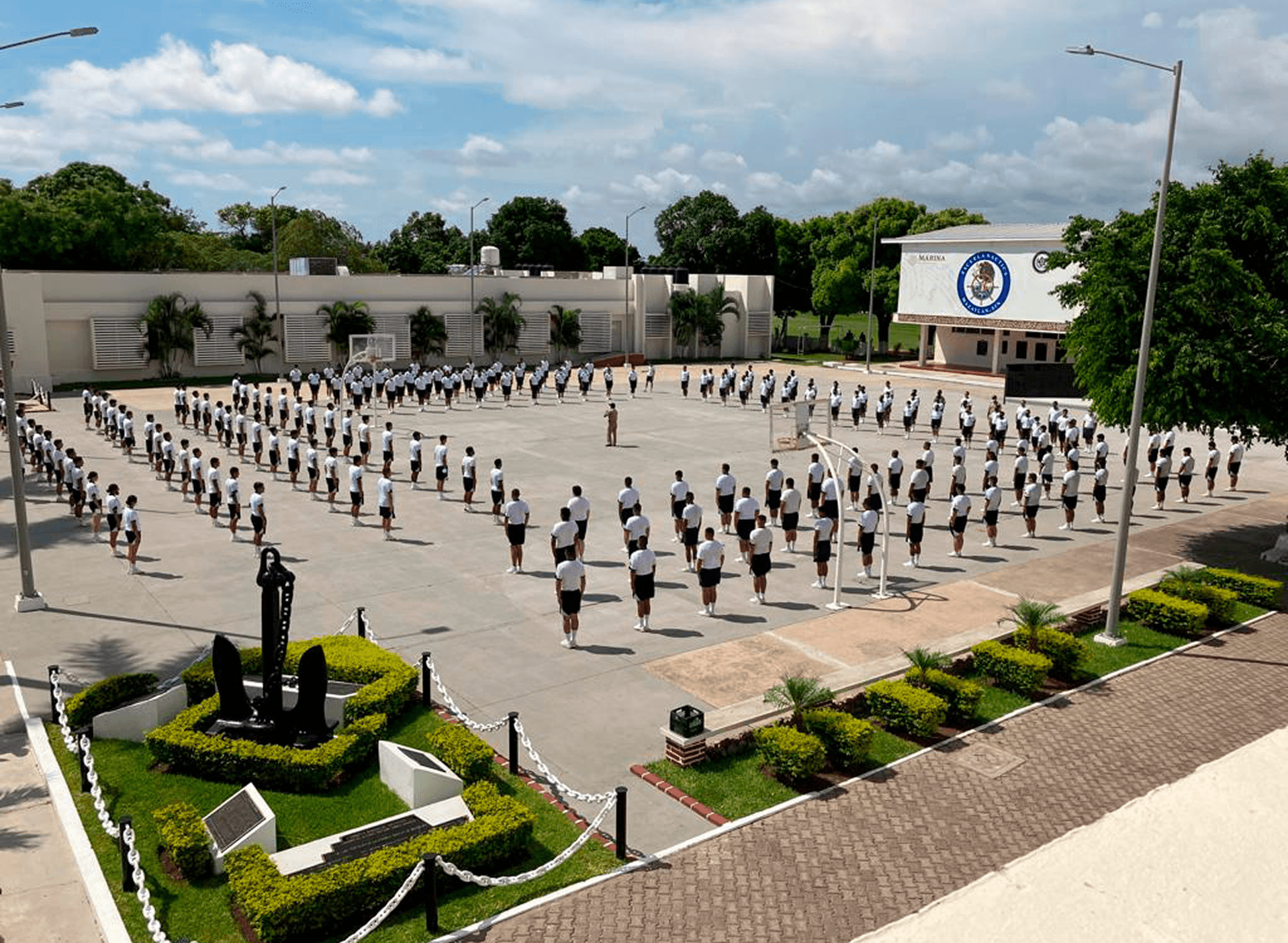 Formación de cadetes en explanada